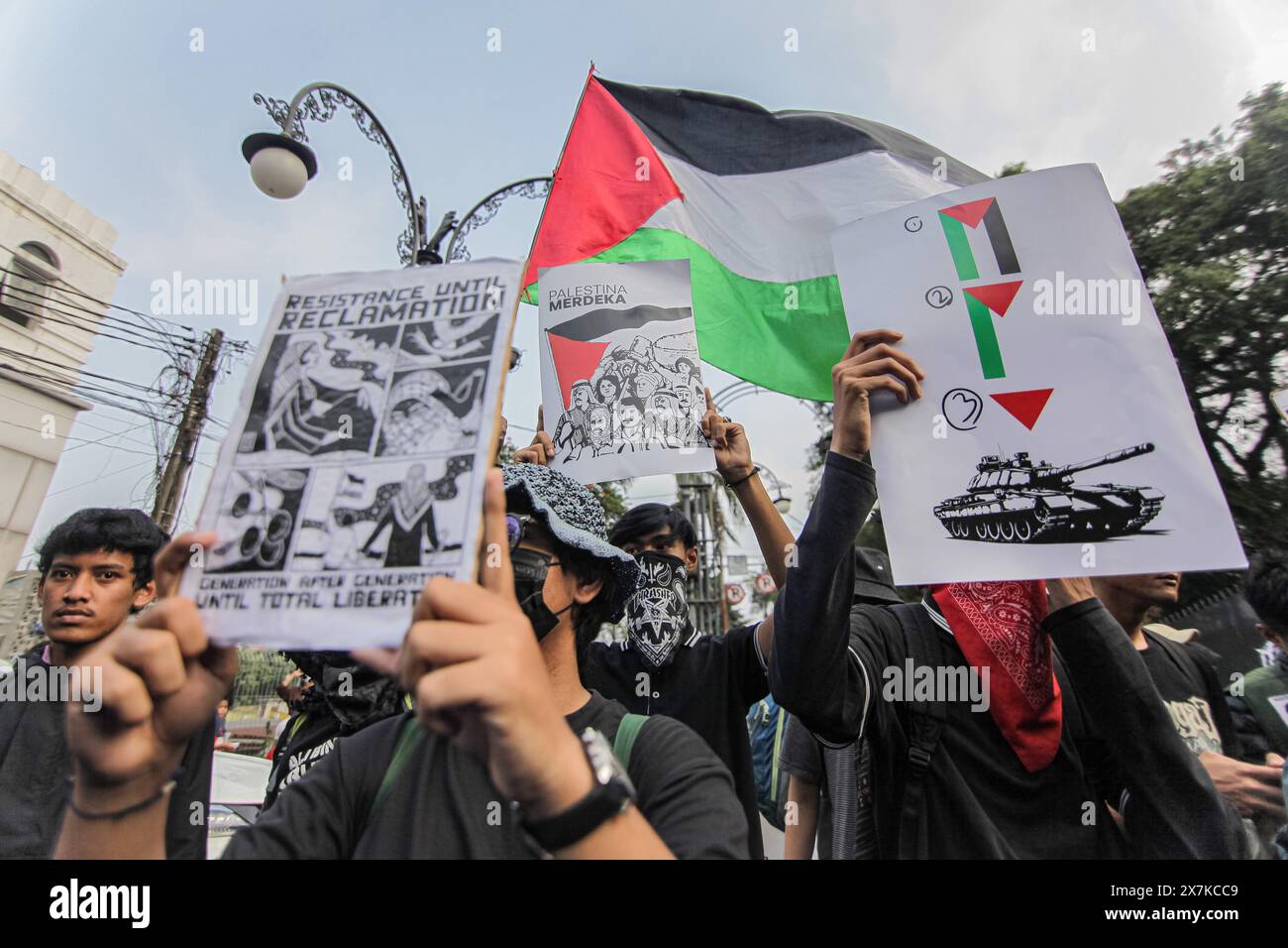 Bandung, Indonesien. Mai 2024. Demonstranten mit Plakaten während der Aktion Solidarität für Palästina in Bandung, West-Java, Indonesien, am 19. Mai 2024. In dieser Aktion verurteilten die Massen die Besetzung Palästinas durch Israel und verlangten ein Ende des Völkermords in Gaza. (Foto: Ilham Ahmad Nazar/INA Photo Agency/SIPA USA) Credit: SIPA USA/Alamy Live News Stockfoto