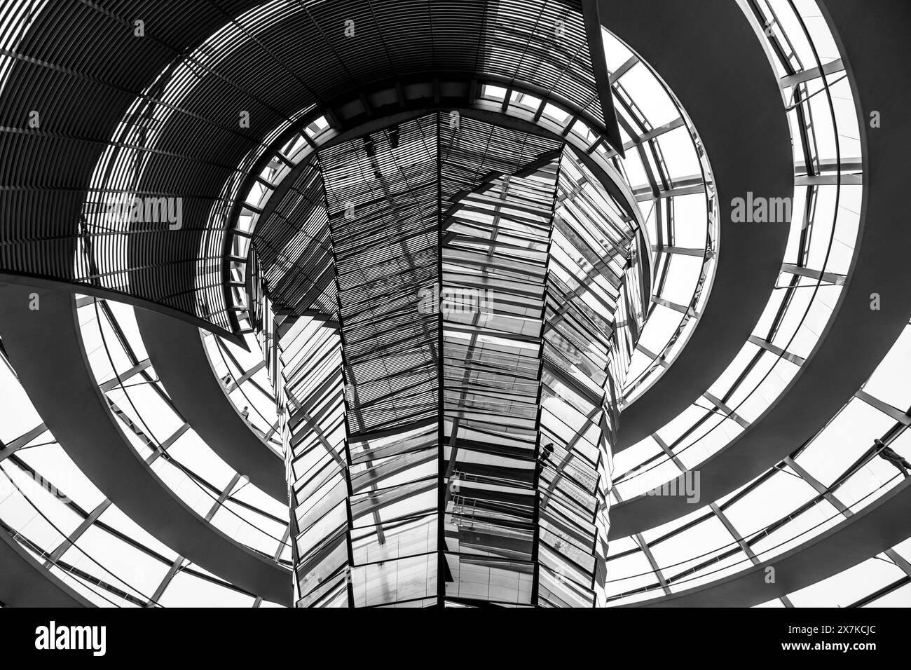 Innenansicht der Reichstagsglaskuppel in Berlin mit spiegelnder Mittelsäule und Stahlgerüst. Schwarzweißbild. Stockfoto