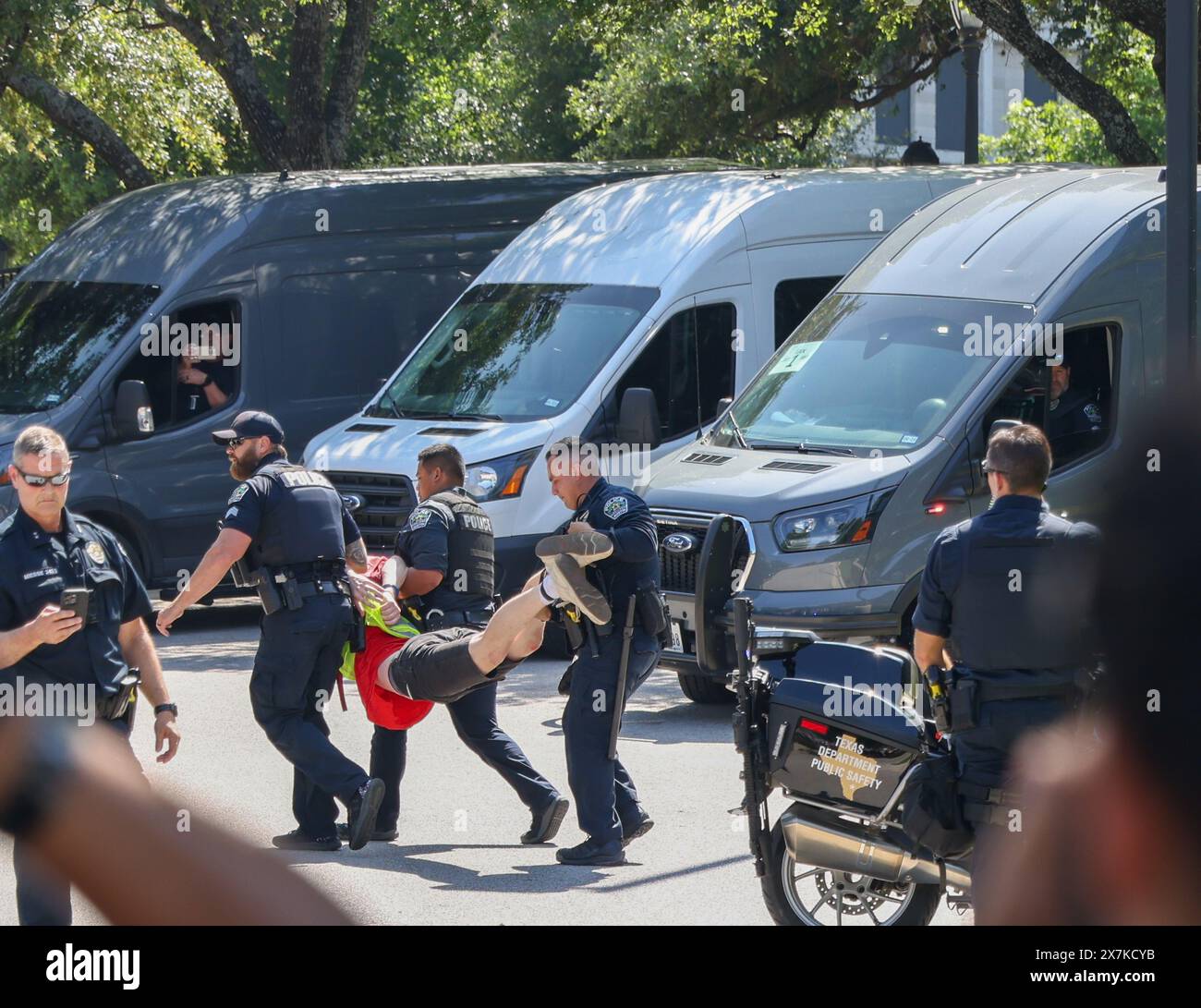 Austin, Usa . Mai 2024. Am 19. Mai 2024 wird ein Demonstrant vor dem Gelände des Texas State Capitol in Austin, Texas, verhaftet. Palästinenser in ganz Texas führen Massenproteste am 76. Nakba-Tag als Reaktion auf den von den USA finanzierten Völkermord an Palästinensern in Gaza an. (Fotos von: Stephanie Tacy/SIPA USA) Credit: SIPA USA/Alamy Live News Stockfoto