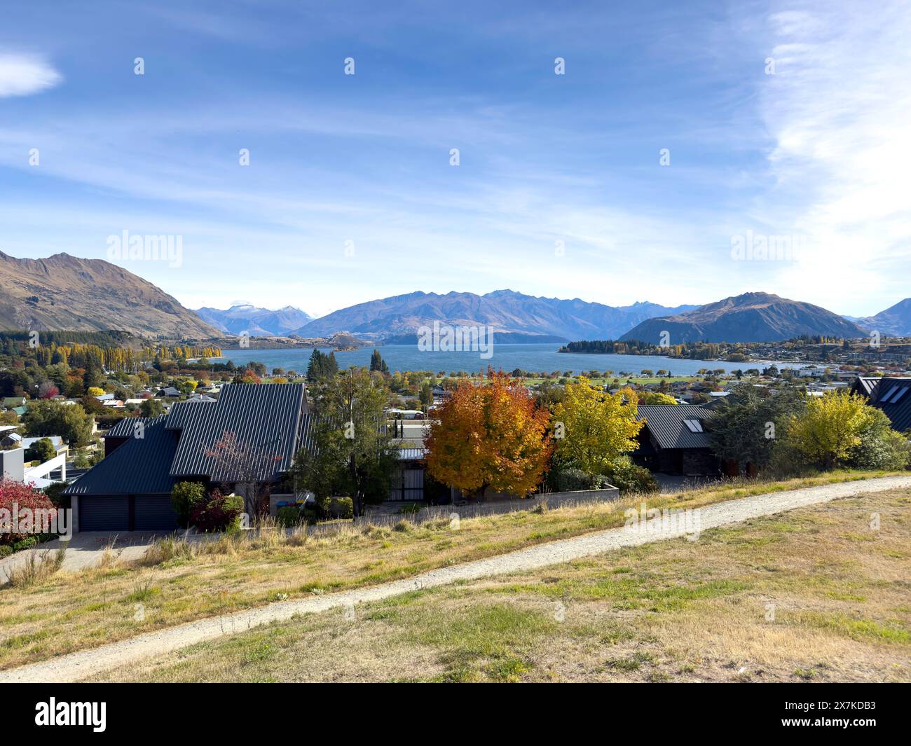 Blick auf die Stadt vom Golfplatz Wanaka, Wānaka, Otago, Südinsel, Neuseeland Stockfoto