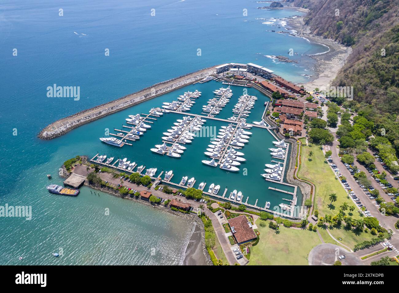 Wunderschöner Blick aus der Vogelperspektive auf den Yachthafen Los Sueños am Strand von Herradura in Costa Rica. Yachten im Dock, luxuriöse Wohnhäuser und Immobilien Stockfoto