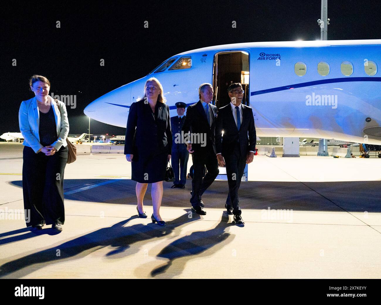 Premierminister Rishi Sunak trifft (ganz links) auf Emma Baines, stellvertretende Missionsleiterin der britischen Botschaft Wien. (Zweite links) Lindsay Skoll CMG, Botschafter seiner Majestät in Wien, und (Mitte) Peter Launsky-Tieffenthal, Berater für globale Angelegenheiten, Bundeskanzlerbüro, bei seiner Ankunft am Flughafen Wien vor seinem Treffen am Dienstag mit dem österreichischen Bundeskanzler Karl Nehammer während eines Besuchs in Österreich. Bilddatum: Montag, 20. Mai 2024. Stockfoto