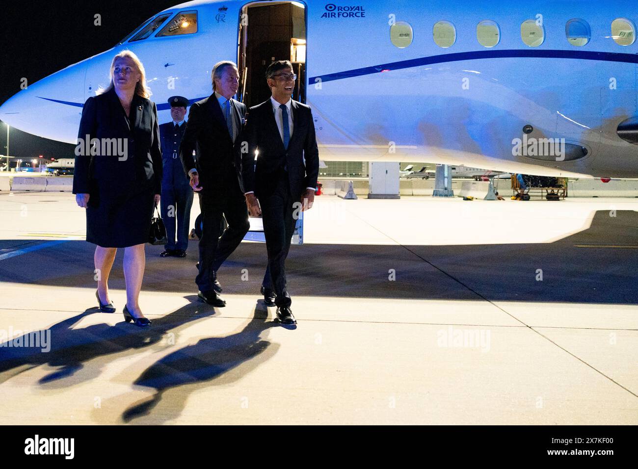 Premierminister Rishi Sunak wird von Lindsay Skoll CMG, Botschafter seiner Majestät in Wien, und Peter Launsky-Tieffenthal (Mitte), Berater für Globale Angelegenheiten, Bundeskanzleramt, begrüßt, als er am Flughafen Wien vor seinem Treffen am Dienstag mit dem österreichischen Bundeskanzler Karl Nehammer ankommt. während eines Besuchs in Österreich. Bilddatum: Montag, 20. Mai 2024. Stockfoto