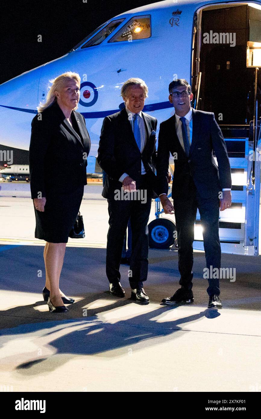 Premierminister Rishi Sunak wird von (links) Lindsay Skoll CMG, Botschafter seiner Majestät in Wien, und (Mitte)Peter Launsky-Tieffenthal, Berater für Globale Angelegenheiten, Bundeskanzleramt, begrüßt, als er am Flughafen Wien vor seinem Treffen am Dienstag mit dem österreichischen Bundeskanzler Karl Nehammer bei einem Besuch in Österreich ankommt. Bilddatum: Montag, 20. Mai 2024. Stockfoto