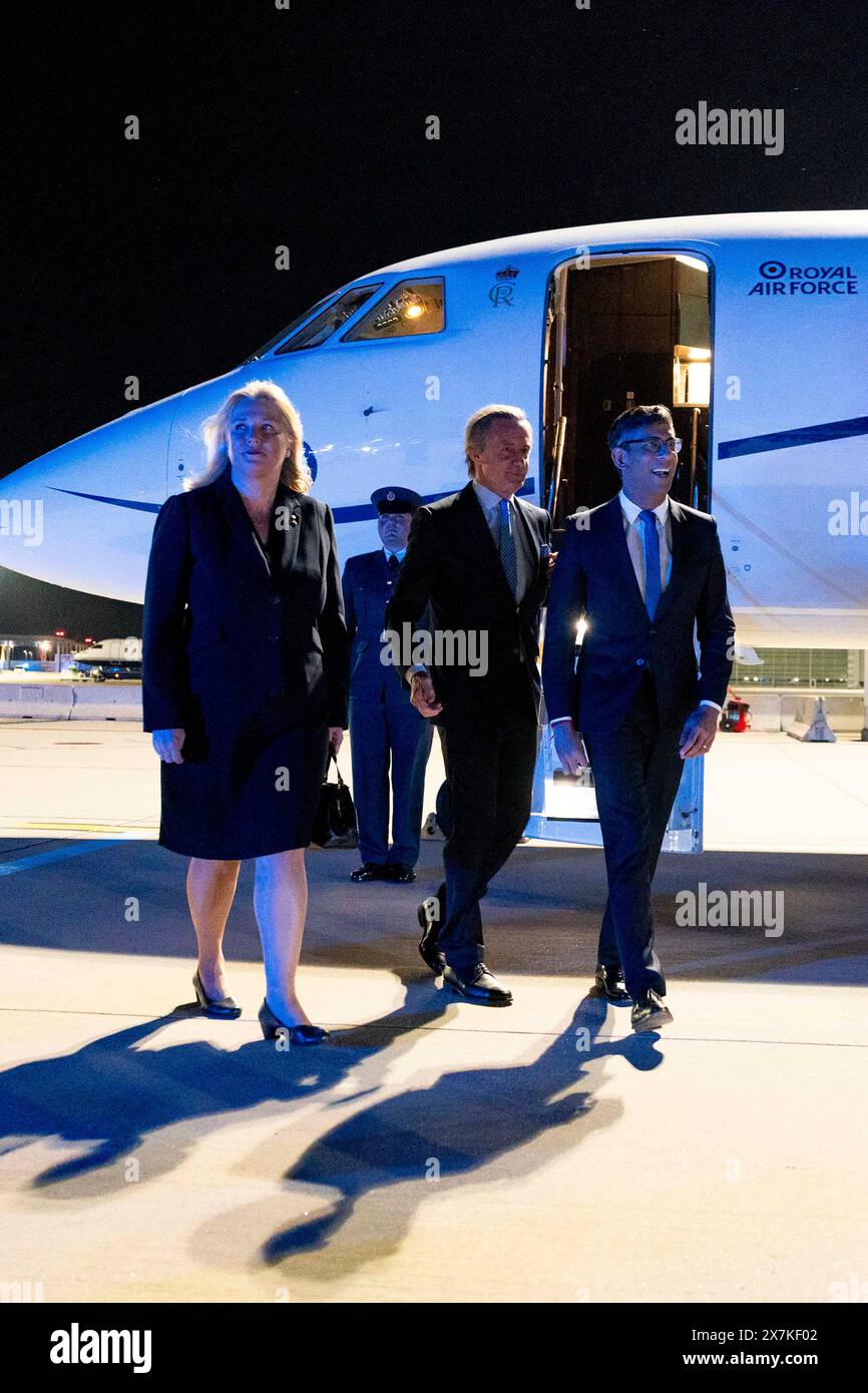 Premierminister Rishi Sunak wird von (links) Lindsay Skoll CMG, Botschafter seiner Majestät in Wien, und (Mitte)Peter Launsky-Tieffenthal, Berater für Globale Angelegenheiten, Bundeskanzleramt, begrüßt, als er am Flughafen Wien vor seinem Treffen am Dienstag mit dem österreichischen Bundeskanzler Karl Nehammer bei einem Besuch in Österreich ankommt. Bilddatum: Montag, 20. Mai 2024. Stockfoto