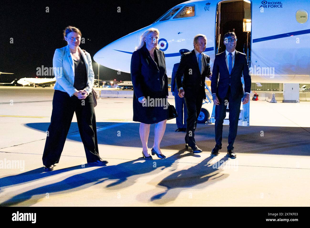 Premierminister Rishi Sunak wird von (ganz links) Emma Baines, stellvertretender Missionsleiterin der britischen Botschaft Wien (2. Links) Lindsay Skoll CMG, Botschafter seiner Majestät in Wien und (Mitte) Peter Launsky-Tieffenthal, Berater für globale Angelegenheiten, begrüßt. Bundeskanzleramt, als er am Flughafen Wien vor seinem Treffen am Dienstag mit dem österreichischen Bundeskanzler Karl Nehammer bei einem Besuch in Österreich ankommt. Bilddatum: Montag, 20. Mai 2024. Stockfoto