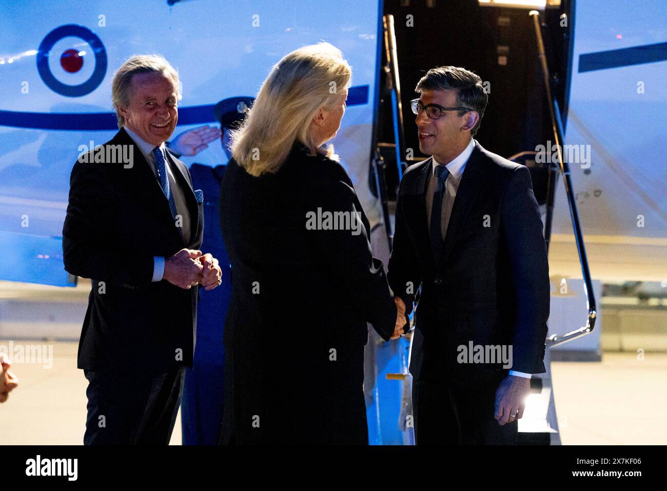 Premierminister Rishi Sunak wird von Lindsay Skoll CMG, Botschafter seiner Majestät in Wien, und (links) Peter Launsky-Tieffenthal, Berater für globale Angelegenheiten, Bundeskanzleramt, begrüßt, als er am Flughafen Wien vor seinem Treffen mit dem österreichischen Bundeskanzler Karl Nehammer bei einem Besuch in Österreich ankommt. Bilddatum: Montag, 20. Mai 2024. Stockfoto