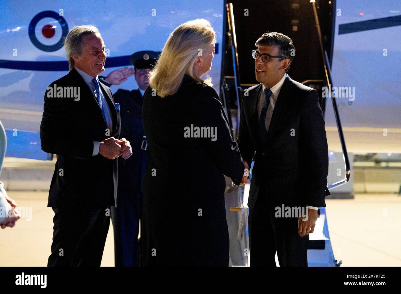 Premierminister Rishi Sunak wird von Lindsay Skoll CMG, Botschafter seiner Majestät in Wien, und (links) Peter Launsky-Tieffenthal, Berater für globale Angelegenheiten, Bundeskanzleramt, begrüßt, als er am Flughafen Wien vor seinem Treffen mit dem österreichischen Bundeskanzler Karl Nehammer bei einem Besuch in Österreich ankommt. Bilddatum: Montag, 20. Mai 2024. Stockfoto