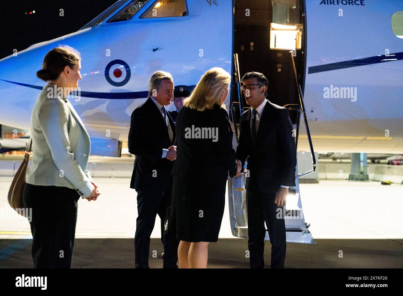 Premierminister Rishi Sunak wird von (ganz links) Emma Baines, stellvertretender Missionsleiterin der britischen Botschaft Wien Lindsay Skoll CMG, Botschafter seiner Majestät in Wien und (zweite links) Peter Launsky-Tieffenthal, Counsellor für globale Angelegenheiten, begrüßt. Bundeskanzleramt, als er am Flughafen Wien vor seinem Treffen am Dienstag mit dem österreichischen Bundeskanzler Karl Nehammer bei einem Besuch in Österreich ankommt. Bilddatum: Montag, 20. Mai 2024. Stockfoto