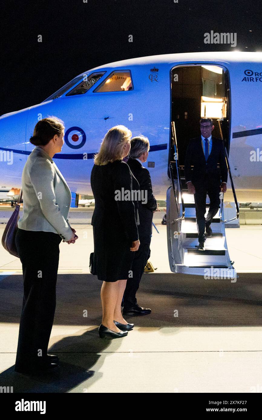 Premierminister Rishi Sunak wird von (ganz links) Emma Baines, stellvertretender Missionsleiterin der britischen Botschaft Wien (2. Links) Lindsay Skoll CMG, Botschafter seiner Majestät in Wien, und Peter Launsky-Tieffenthal, Counsellor für globale Angelegenheiten, begrüßt. Bundeskanzleramt, als er am Flughafen Wien vor seinem Treffen am Dienstag mit dem österreichischen Bundeskanzler Karl Nehammer bei einem Besuch in Österreich ankommt. Bilddatum: Montag, 20. Mai 2024. Stockfoto