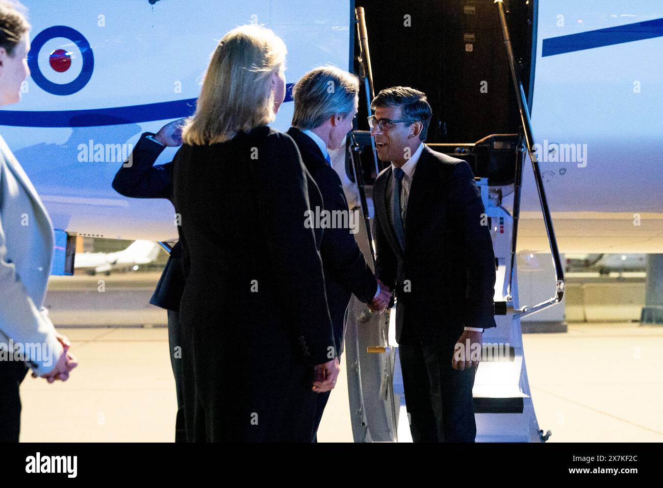 Premierminister Rishi Sunak wird von Lindsay Skoll CMG, Botschafter seiner Majestät in Wien, und Peter Launsky-Tieffenthal, Berater für globale Angelegenheiten, Bundeskanzleramt, begrüßt, als er am Flughafen Wien vor seinem Treffen mit dem österreichischen Bundeskanzler Karl Nehammer bei einem Besuch in Österreich eintrifft. Bilddatum: Montag, 20. Mai 2024. Stockfoto