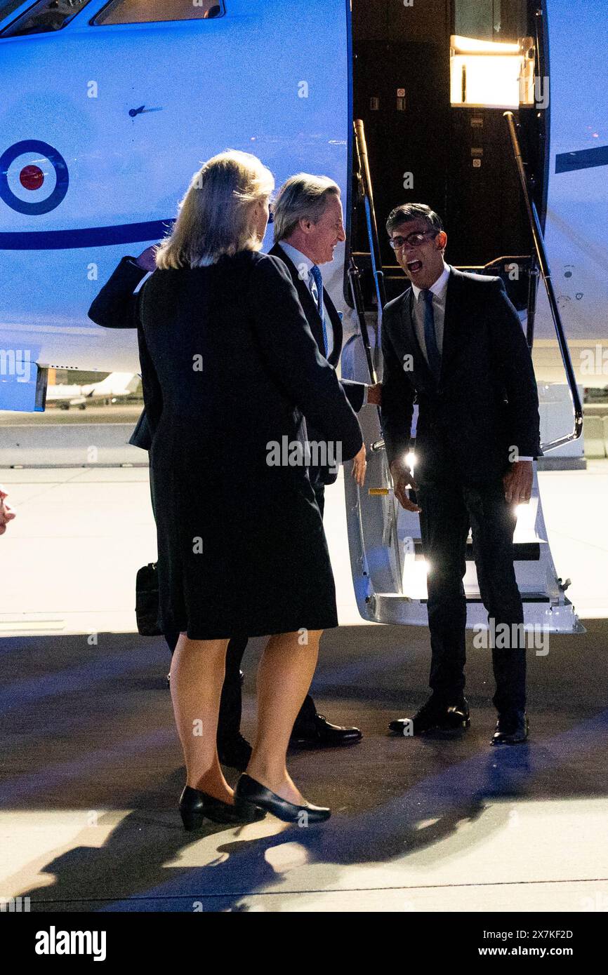 Premierminister Rishi Sunak wird von Lindsay Skoll CMG, Botschafter seiner Majestät in Wien, und Peter Launsky-Tieffenthal, Berater für globale Angelegenheiten, Bundeskanzleramt, begrüßt, als er am Flughafen Wien vor seinem Treffen mit dem österreichischen Bundeskanzler Karl Nehammer bei einem Besuch in Österreich eintrifft. Bilddatum: Montag, 20. Mai 2024. Stockfoto