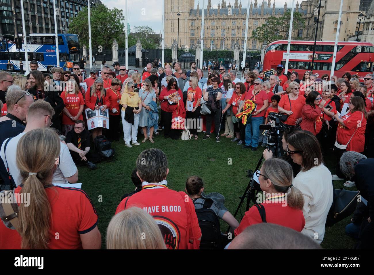 Der Hepatitis C Trust versammelt sich auf dem Parliament Square, um vor dem Abschlussbericht über den Blutskandal am 19. Mai 2024 in London, England, Maßnahmen zu fordern. Die Demonstration zeigt die Notlage von Zehntausenden, die von kontaminierten Blutprodukten oder Transfusionen in den 1970er bis Anfang der 1990er Jahre betroffen waren Der Trust ist bestrebt, sicherzustellen, dass die bevorstehende Reaktion der Regierung die uneingeschränkte Berücksichtigung der Empfehlungen der Untersuchung und ein transparentes, respektvolles Entschädigungssystem für alle betroffenen Personen umfasst. (Foto: Joao Daniel Pereira/SIPA USA) Stockfoto