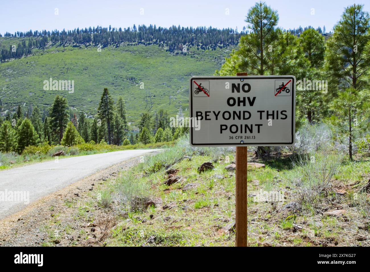 Ein Schild in der Nähe des Blue Lake im Modoc National Forest warnt davor, dass Geländefahrzeuge (OHV’s) die Straße nicht hinunter fahren dürfen. Stockfoto