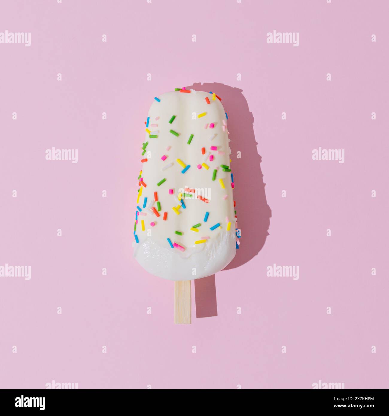 Buntes Eis-Eis auf hellem pastellrosa Hintergrund. Minimales Sommerkonzept. Eisästhetik. Flache Lagen. Stockfoto