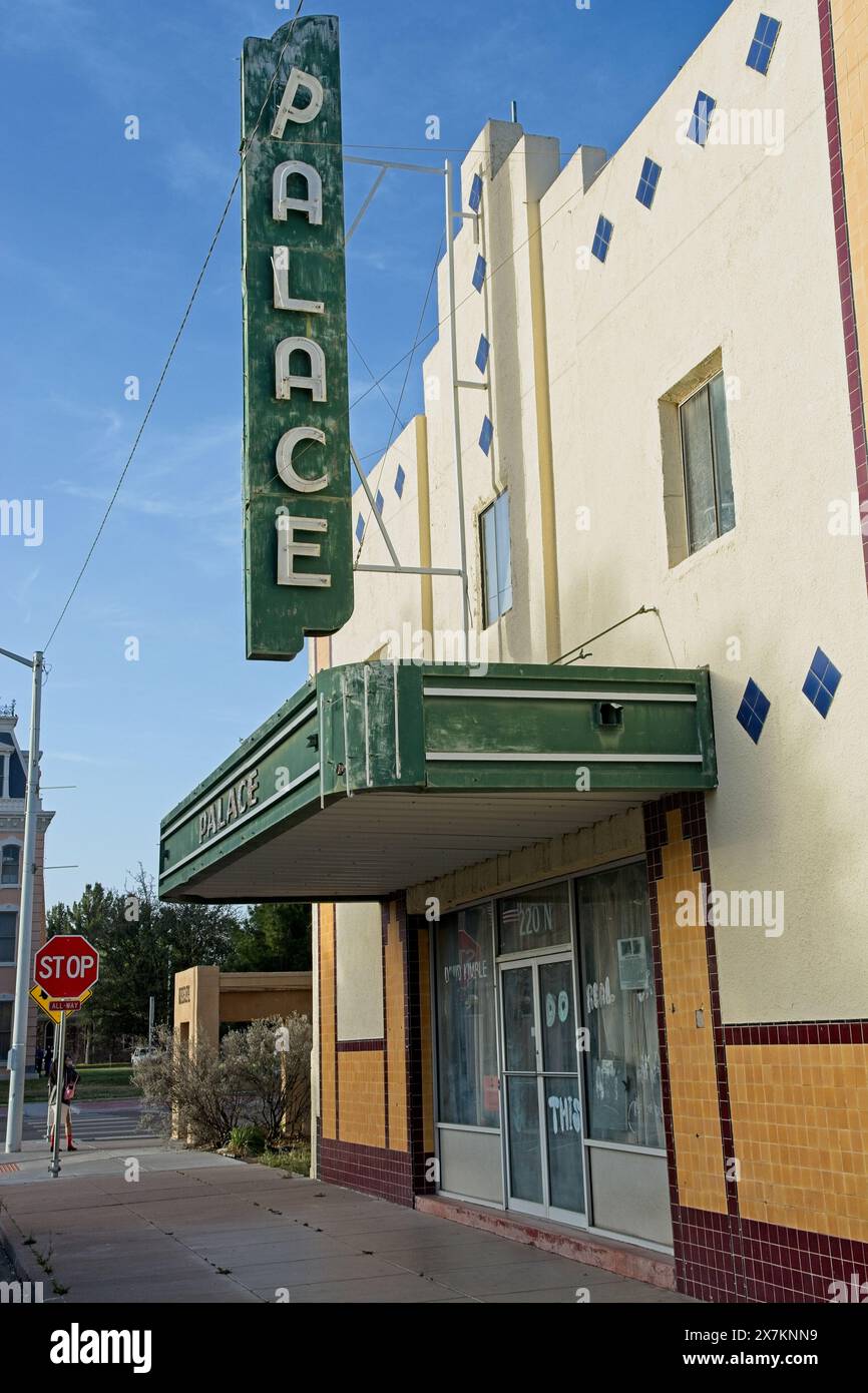 Palace Theater im Art déco-Stil, ursprünglich Marfa Opera House im Jahr 1905, vor dem Kino, heute Künstlerstudio — Marfa Texas, April 2024 Stockfoto