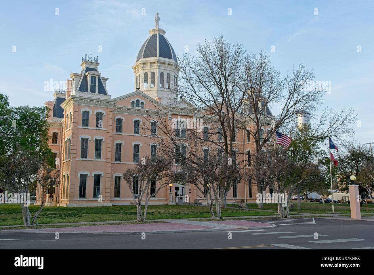 1886 Presidio County Courthouse im Stil des Second Empire – Marfa Texas, April 2024 Stockfoto