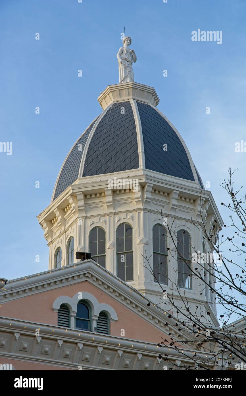 Statue der Justizdame auf der Kuppel im Zentrum hinter einem verzierten Giebel im Stil des Zweiten Empire 1886 Presidio County Courthouse — Marfa Texas, April 2024 Stockfoto