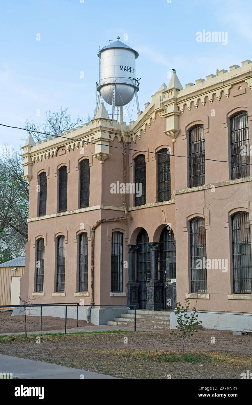 1886 altes Presidio County Gefängnis und Wasserturm – Marfa Texas, April 2024 Stockfoto