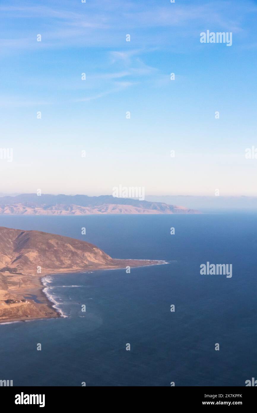 Luftaufnahme der Wainuiomata-Küste im Vordergrund mit Cape Palliser im Hintergrund. Stockfoto