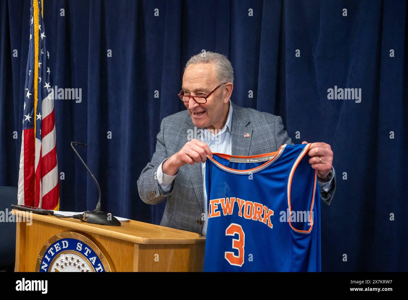 New York, Usa. Mai 2024. Senat Majority Leader, US-Senator Chuck Schumer (D-NY) bejubelt die New York Knicks, als sie im 7. Spiel der zweiten Runde der NBA-Playoffs 2024 im Garden in New York City gegen die Indiana Pacers antreten. (Foto: Ron Adar/SOPA Images/SIPA USA) Credit: SIPA USA/Alamy Live News Stockfoto