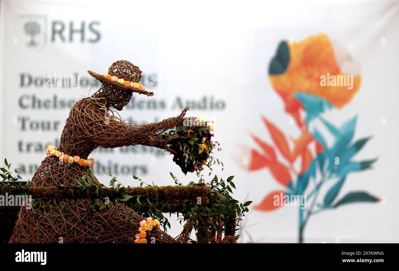 London, Großbritannien. Mai 2024. Dieses Foto, das am 20. Mai 2024 aufgenommen wurde, zeigt eine Blumendekoration, die während des Pressetages in London auf der Chelsea Flower Show der Royal Horticultural Society (RHS) ausgestellt wird. Die jährliche RHS Chelsea Flower Show wird hier am 21. Mai eröffnet. Quelle: Li Ying/Xinhua/Alamy Live News Stockfoto