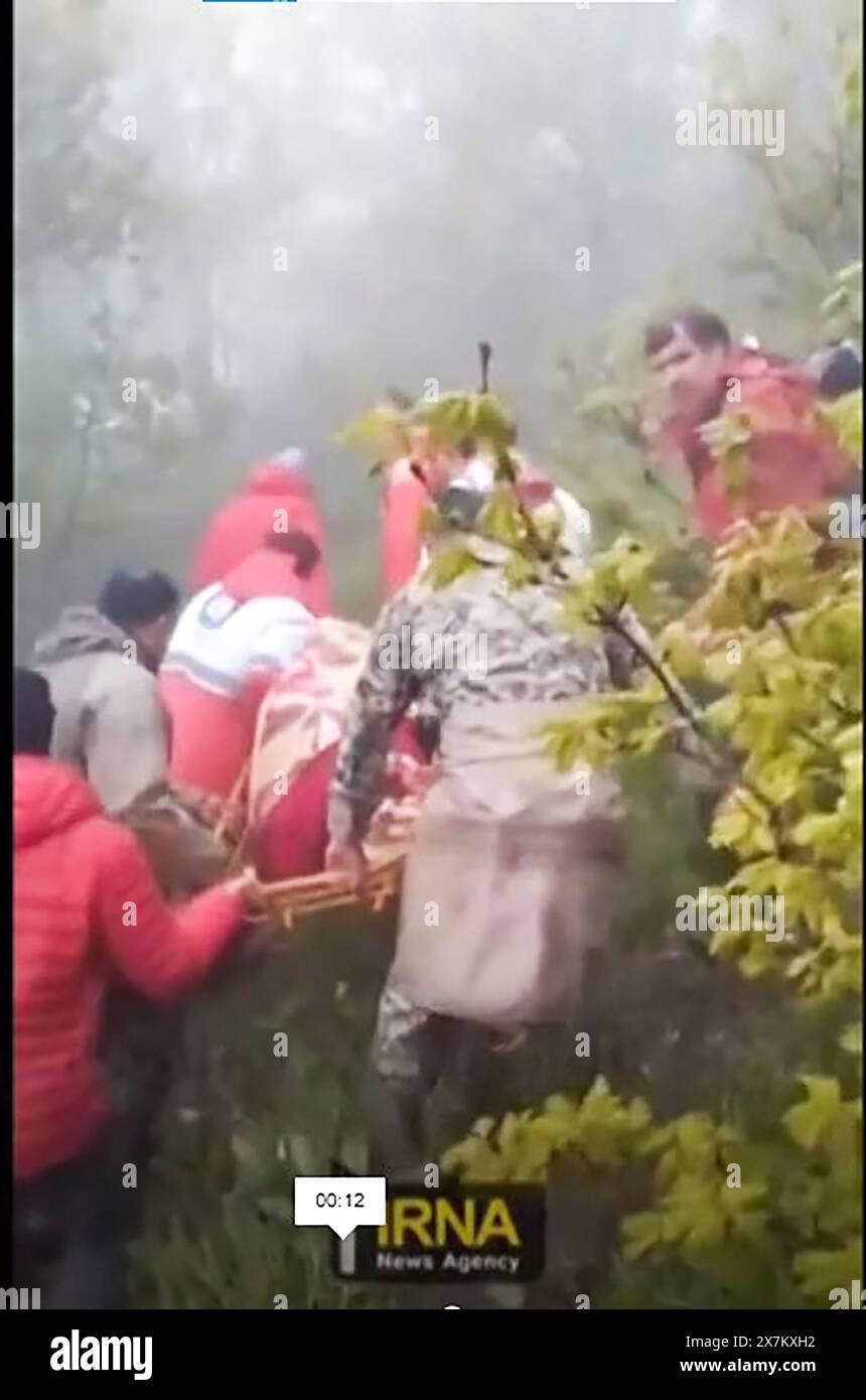 Verzegan, Iran. Mai 2024. Dieser Griff aus dem Videomaterial, das der iranische Rote Cescent am 20. Mai 2024 veröffentlicht hat, zeigt Retter, die Leichen am Ort des Hubschrauberabsturzes von Präsident Ebrahim Raisi in einem nebelumhüllten Berggebiet im Nordwesten des Iran bergen. Der iranische Präsident Ebrahim Raisi wurde am 20. Mai 2024 für tot erklärt, nachdem Rettungsteams seinen abgestürzten Hubschrauber in einer nebelbehüllten westlichen bergregion gefunden hatten, was in der Islamischen republik Trauer ausgelöst hatte. Foto der Nachrichtenagentur Islamische Republik IRNA/UPI Credit: UPI/Alamy Live News Stockfoto