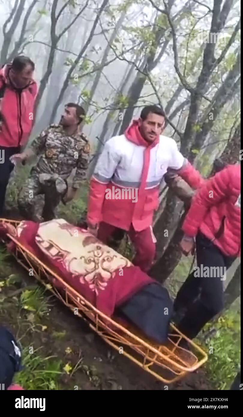 Verzegan, Iran. Mai 2024. Dieser Griff aus dem Videomaterial, das der iranische Rote Cescent am 20. Mai 2024 veröffentlicht hat, zeigt Retter, die Leichen am Ort des Hubschrauberabsturzes von Präsident Ebrahim Raisi in einem nebelumhüllten Berggebiet im Nordwesten des Iran bergen. Der iranische Präsident Ebrahim Raisi wurde am 20. Mai 2024 für tot erklärt, nachdem Rettungsteams seinen abgestürzten Hubschrauber in einer nebelbehüllten westlichen bergregion gefunden hatten, was in der Islamischen republik Trauer ausgelöst hatte. Foto der Nachrichtenagentur Islamische Republik IRNA/UPI Credit: UPI/Alamy Live News Stockfoto