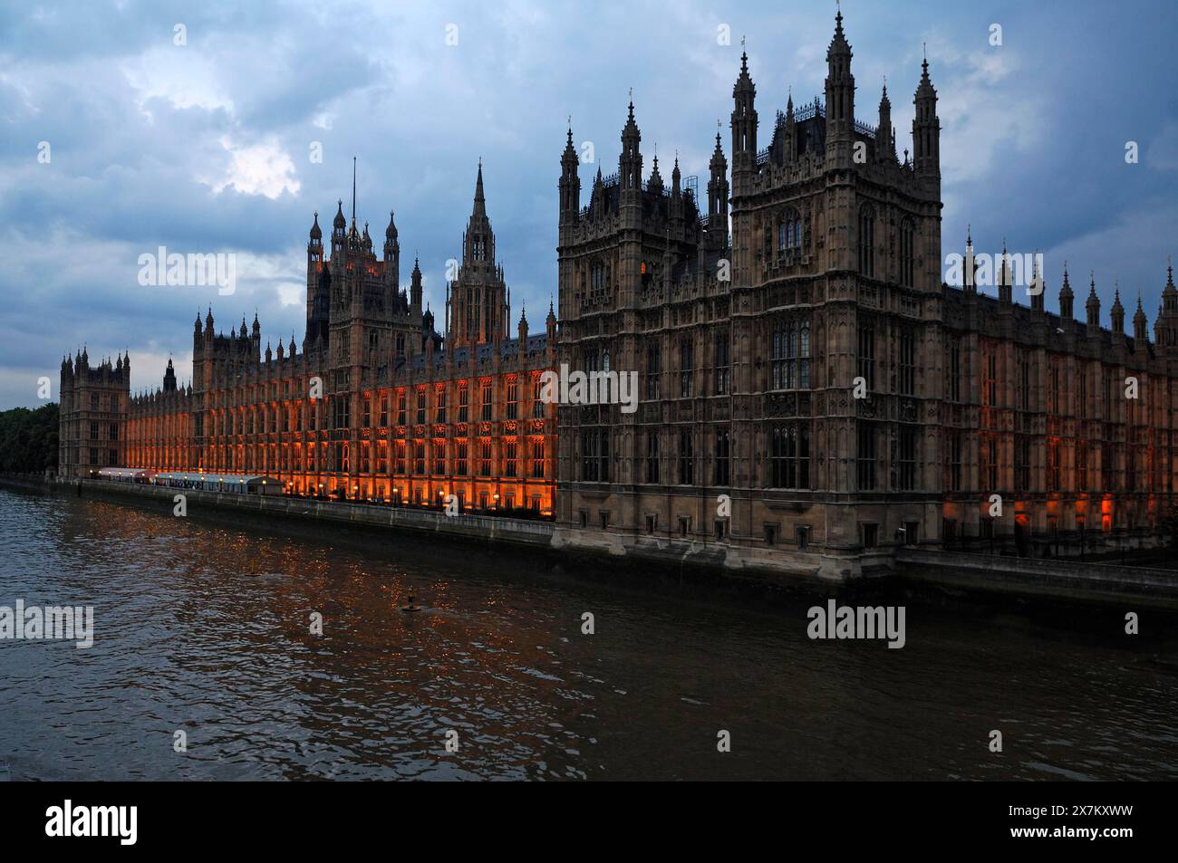 Palace of Westminster in der Abenddämmerung, St Margaret Street, London, England, Großbritannien Stockfoto