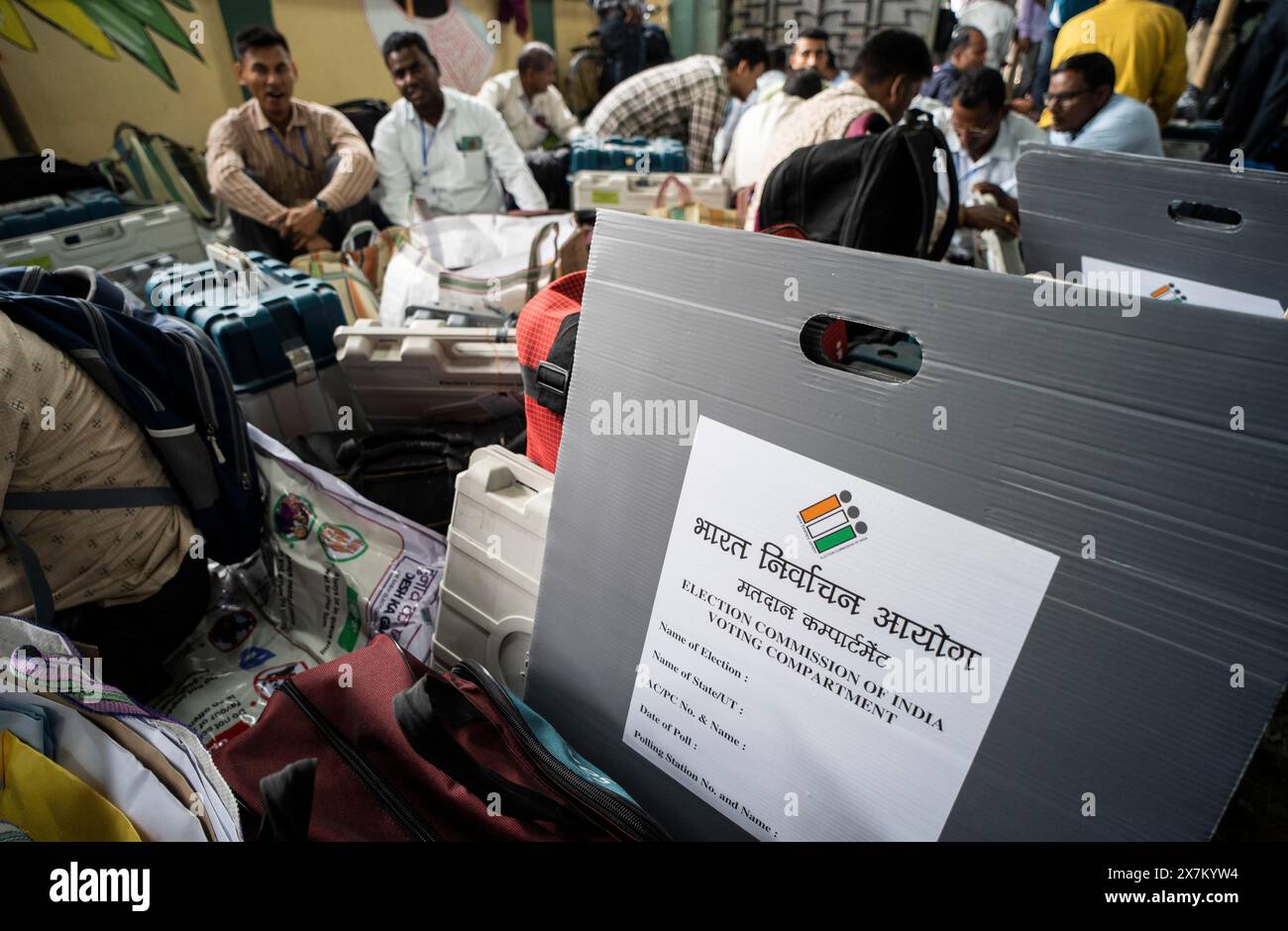 Barpeta, Indien. 6. Mai 2024. Die Wahlverantwortlichen sammeln elektronische Wahlgeräte (EVMs) und Voter Verified Paper Audit Trail (VVVPAT) Stockfoto