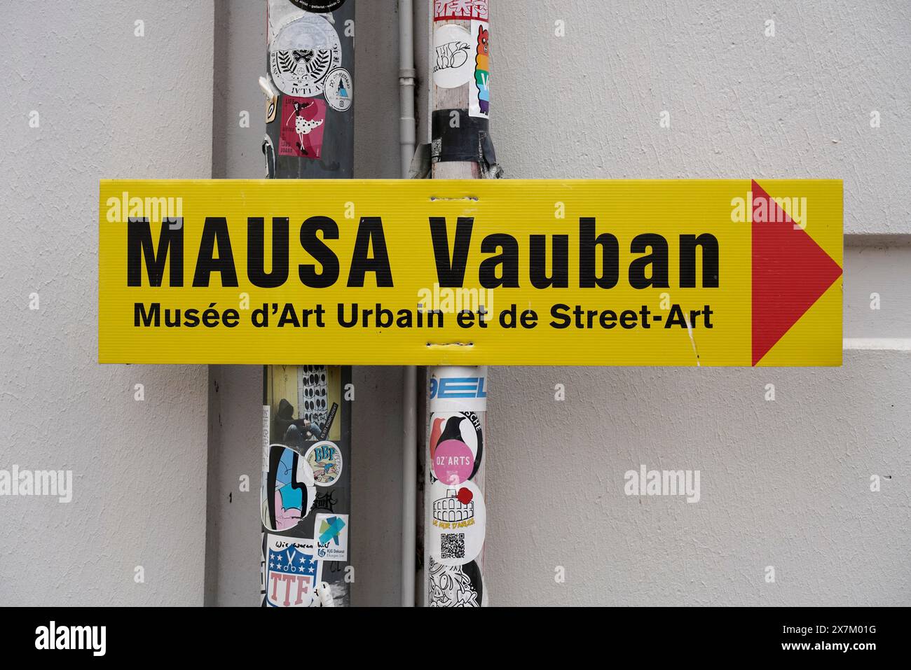 MAUSA VAUBAN, Museum of Urban Art and Street Art, Festung Neuf-Brisach, Frankreich, Europa, gelbes Schild zum MAUSA Vauban Museum, umgeben Stockfoto