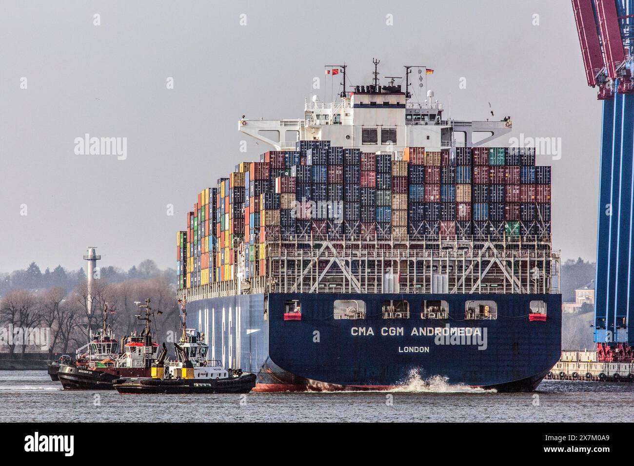Ein Containerschiff der CMA CGM Reederei wird am 11.02.2014, Hamburg, per Schlepper nach Burchardkai im Hamburger Hafen gebracht Stockfoto