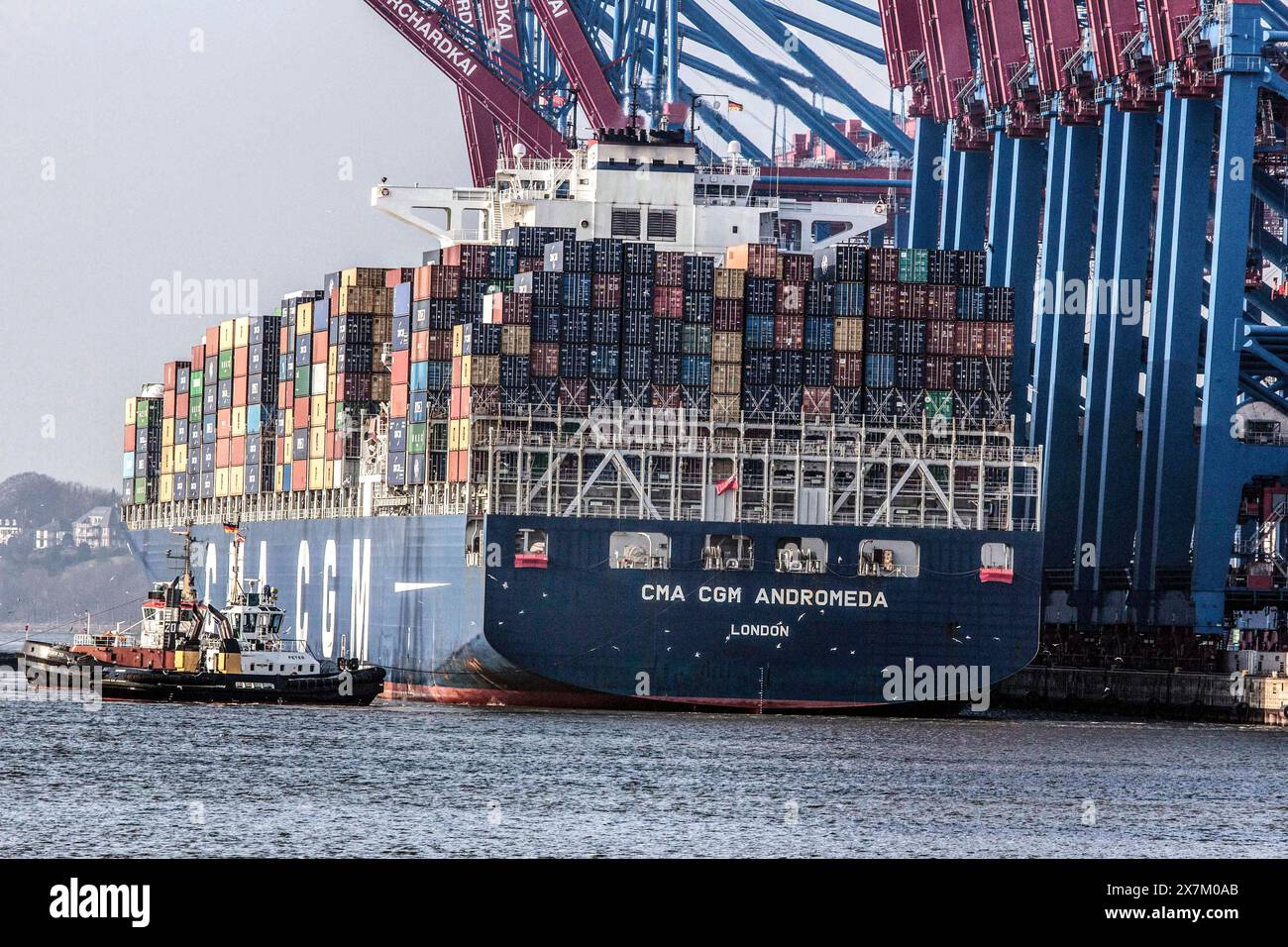 Ein Containerschiff der CMA CGM Reederei wird am 11.02.2014, Hamburg, per Schlepper nach Burchardkai im Hamburger Hafen gebracht Stockfoto