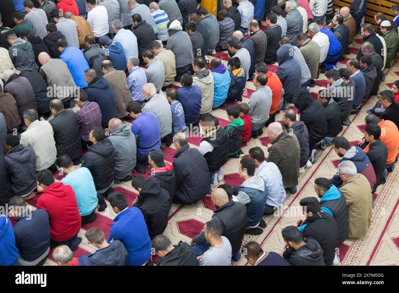 Muslime in Berlin versammelten sich am 1. Mai 2015 zum Gebet in der dar Assalam Moschee, Neukoelln Meeting Centre, NBS, Berlin, Berlin, Deutschland Stockfoto