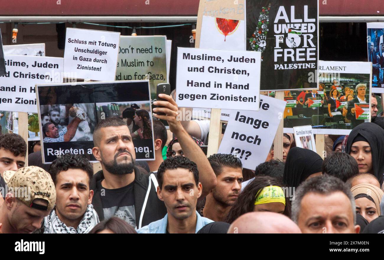 Muslime, Juden und Christen, Hand in Hand gegen Zionisten, können auf einem Poster während der Al-Quds-Demonstration in Berlin gelesen werden. Über 1000 Personen Stockfoto