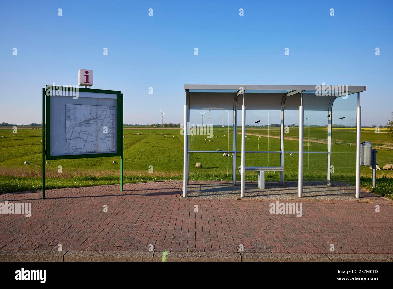 Glasbushaltestelle an einer Bushaltestelle und Informationen mit Straßenkarte im Moor bei Simonsberg, Landkreis Nordfriesland, Schleswig-Holstein, Deutschland Stockfoto