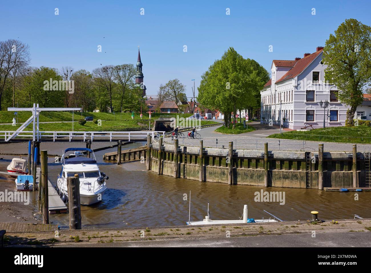 Weiße Brücke, eine hölzerne Klappbrücke für Fußgänger, Motorboote und Häuser im Toenninger Hafen, Landkreis Nordfriesland, Schleswig-Holstein, Deutschland Stockfoto