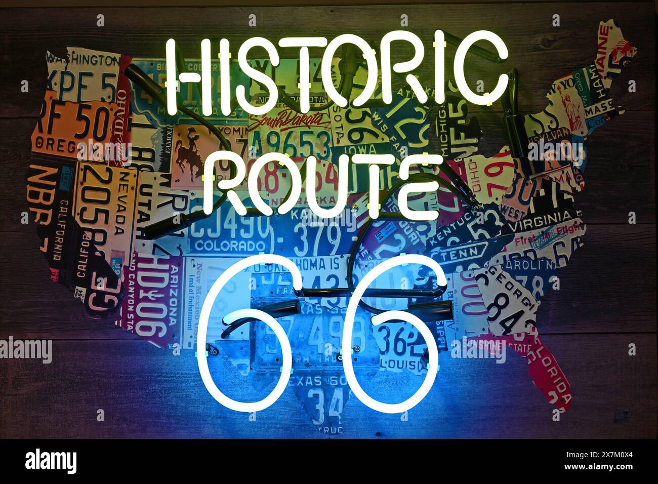 Neonschild mit Inschrift Historic Route 66 vor der Karte der USA Stockfoto