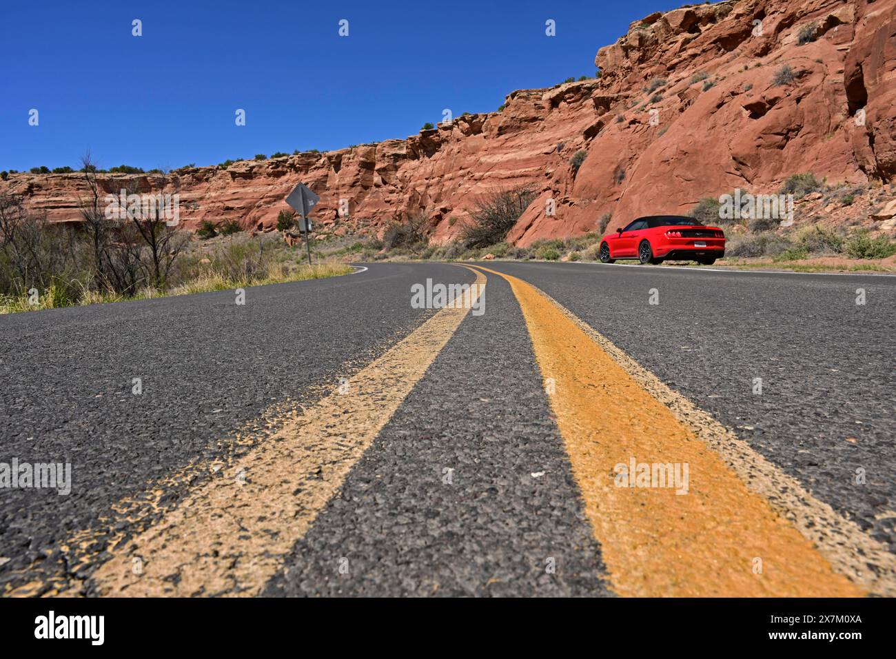 Red Ford Mustang Cabrio am Straßenrand der historischen Route 66, Dead man's Curve, New Mexico Stockfoto