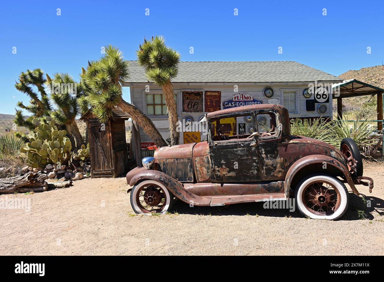 Rusty Ford Model A auf der Route 66, Hackberry General Store, Hackberry, Arizona Stockfoto
