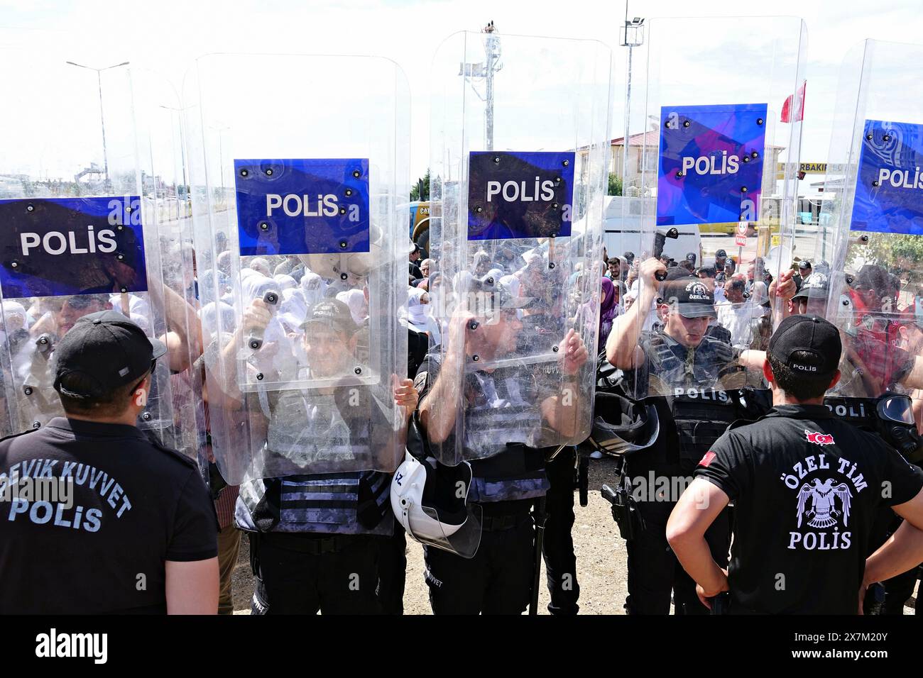 Polizeibeamte halten ihre Schilde, um Medienmitglieder daran zu hindern, während des Protestes der Kurdischen Friedensmütter vor dem Diyarbakir-Gefängnis Fotos und Filme zu machen. Während des Protestes der „Kurdischen Friedensmütter“ und der Angehörigen der Gefangenen „Stimme der Freiheit geben“ vor dem Diyarbak-D-Typ-Gefängnis hinderte die Polizei Medienmitglieder daran, Fotos und Filme zu machen, indem sie ihre Schilde in die Luft hob. Deshalb hielten die Demonstranten eine Weile einen Sit-in-Protest ab. Sie gaben dann eine Erklärung ab, in der sie auf die Unterdrückung in Gefängnissen in der Türkei aufmerksam machten und unter Polizeikontrolle zerstreuten. Vertreter der Stockfoto