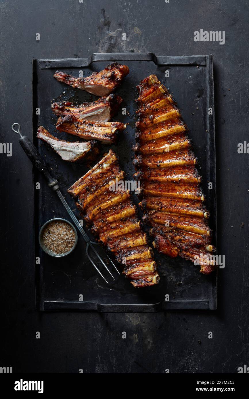 Gegrillte Schweinefleisch-BBQ-Spareribs auf dunkler Rückseite Stockfoto