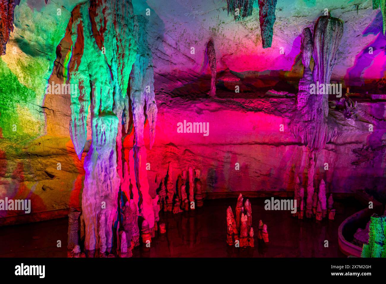 Eine natürliche Höhle in Guilin - China, die wunderschön mit bunten Lichtern dekoriert und in ihrer ursprünglichen Form erhalten ist. Es ist ein bekannter Tourist Stockfoto Eine natürliche Höhle in Guilin - China, die wunderschön mit bunten Lichtern dekoriert und in ihrer ursprünglichen Form erhalten ist. Es ist ein bekannter Tourist Stockfoto