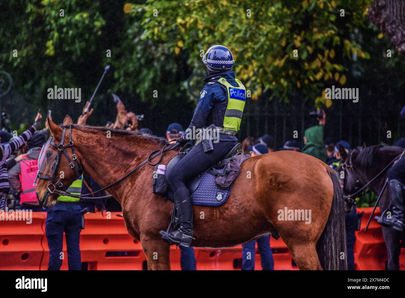 Ein berittener Polizist sieht man, wie er über ein Gefecht schaut, während die Polizei die Pro-palästinensischen Anhänger beobachtet, die von der Pro-jüdischen Kundgebung getrennt sind. Sechs Personen wurden verhaftet, nachdem sich pro-palästinensische und pro-israelische Demonstranten in Melbournes CBD heftig ausgetauscht hatten. 7000 Personen nahmen an der Nakba Sunday Rallye Teil und eine Never Again is Now Rallye, die von der christlich-zionistischen Gruppe International Christian Embassy Jerusalem organisiert wurde. Es wurde davon ausgegangen, dass einige Demonstranten von der Nakba Sunday Rally, die um Mittag um die Staatsbibliothek herum begann, in die Spring St, um das Parlamentsgebäude, eingingen Stockfoto