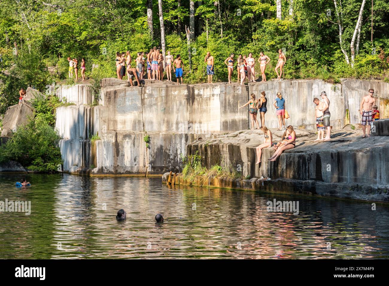 Der erste Marmor-Steinbruch in den Vereinigten Staaten ist im Sommer ein beliebtes Schwimmloch. Stockfoto