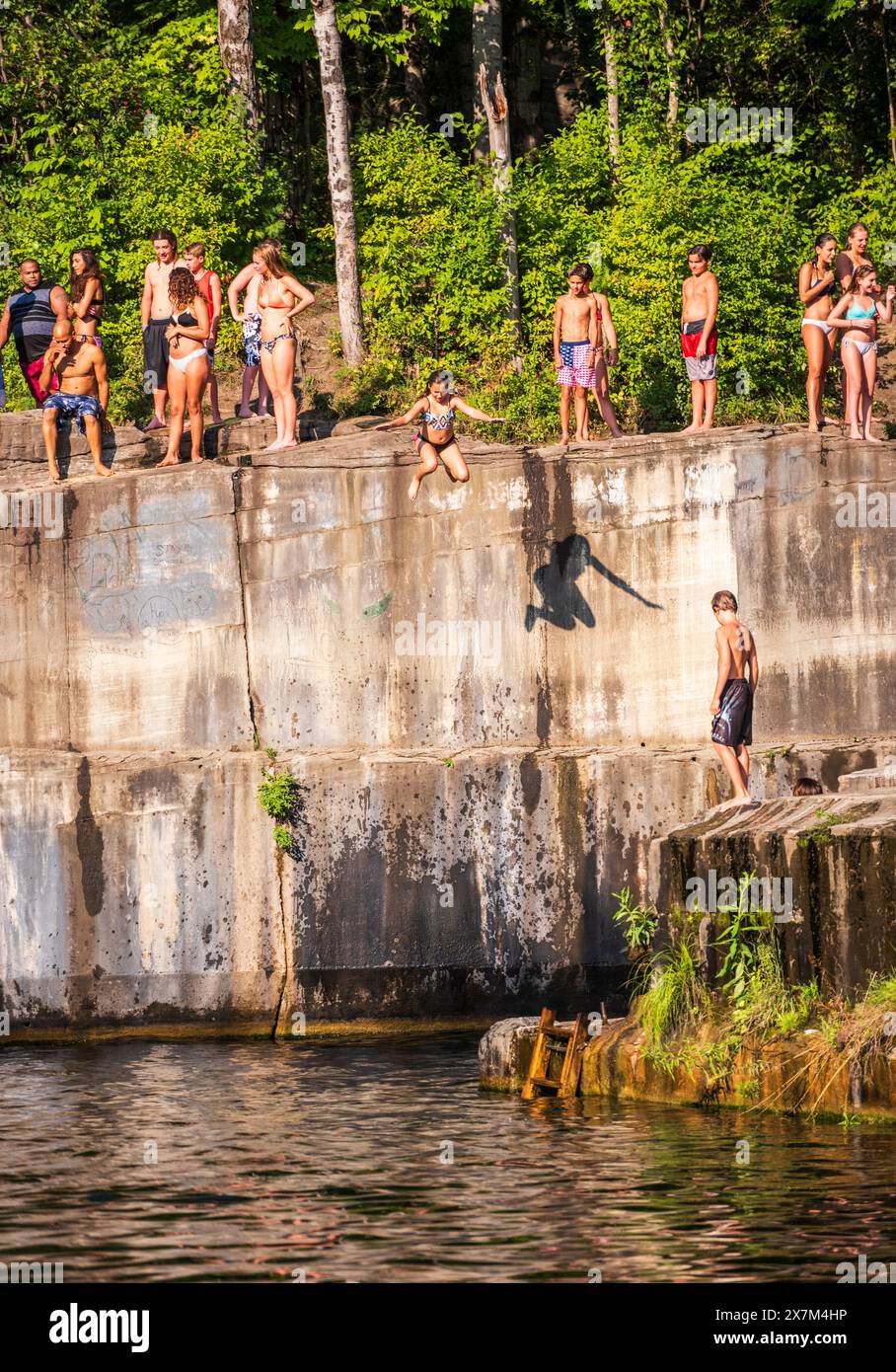 Der erste Marmor-Steinbruch in den Vereinigten Staaten ist im Sommer ein beliebtes Schwimmloch. Stockfoto