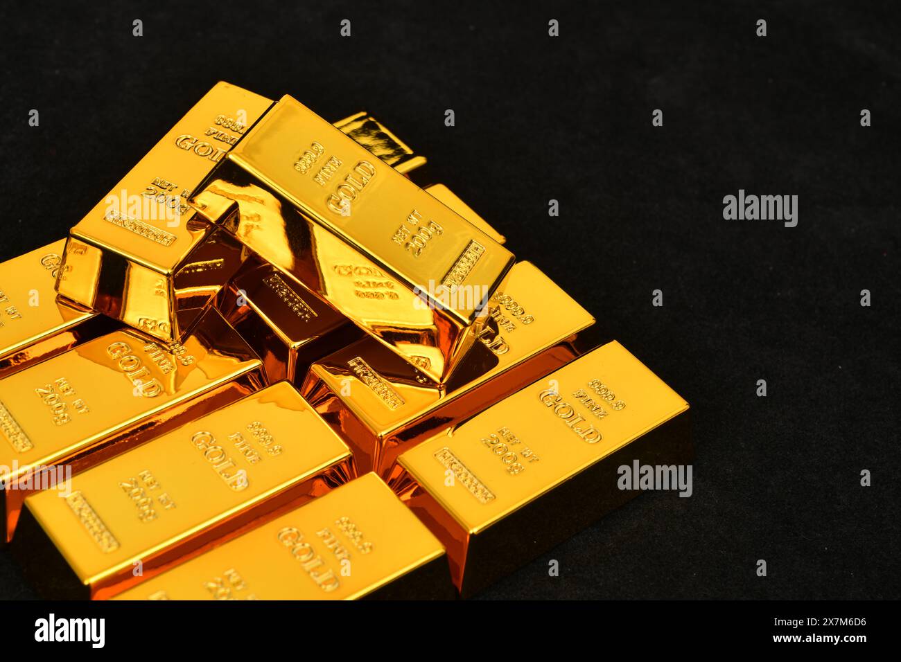 Schließen Sie Goldbarren auf schwarzem Hintergrund, Konzept des Erfolgs in Wirtschaft und Finanzen Stockfoto