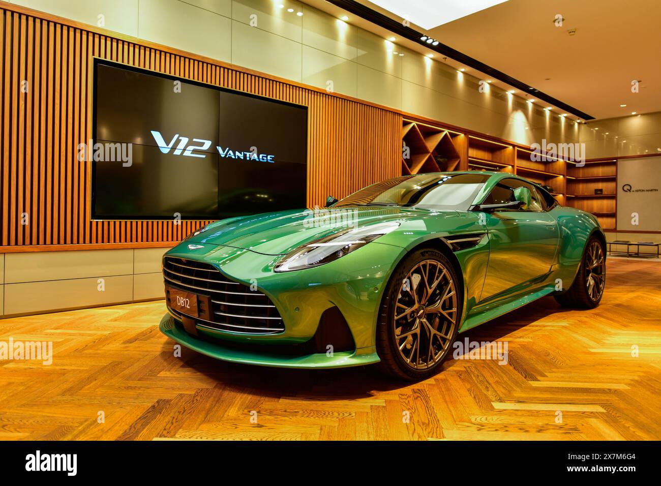 BANGKOK, THAILAND, 15. Mai 2024 : Aston Martin DB12 Sportwagen aus England, der mit der Definition von „der erste Super Tourer der Welt“ oder einem c Stockfoto