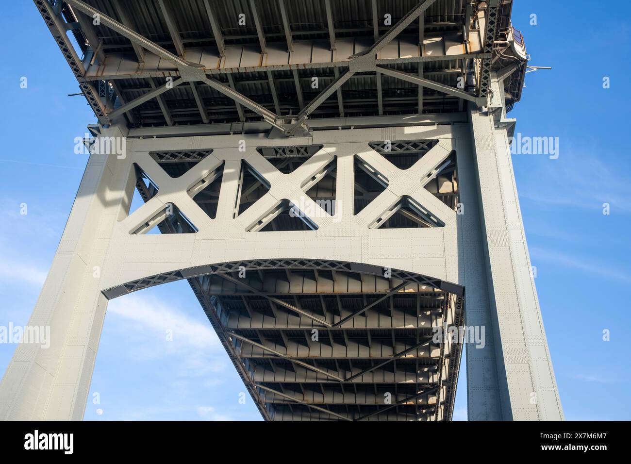 NEW YORK, NEW YORK – 20. MAI: Die Triborough Bridge (offiziell bekannt als Robert F. Kennedy Bridge, auch bekannt als RFK Bridge), die in einem hohen Überfluss zu sehen ist Stockfoto