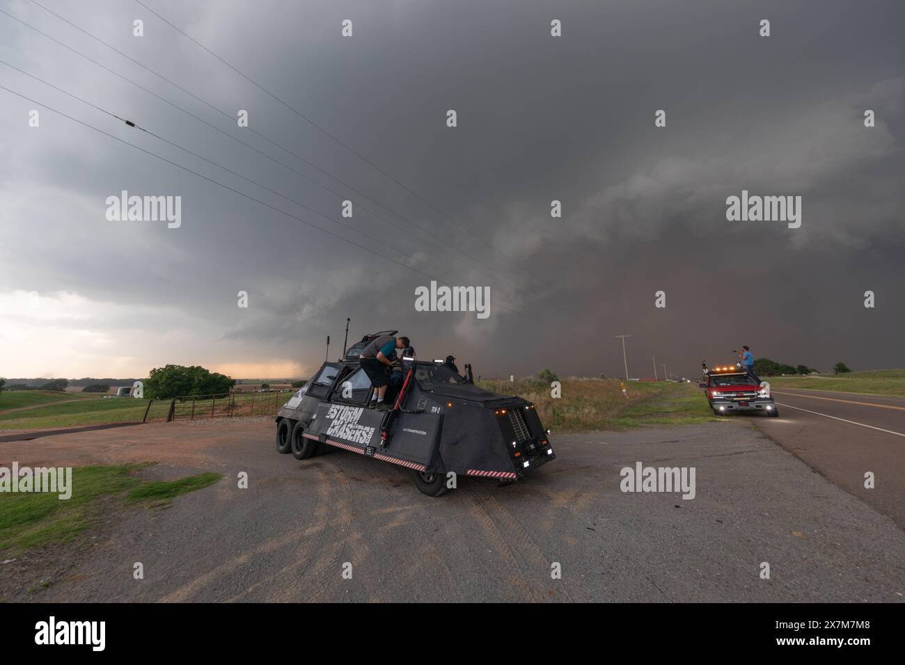 Butler, USA. Mai 2024. Live Storm Chasers bewaffneten TIV 2 in Aktion und fangen den Tornado Butler, Custer County, Oklahoma am 19. Mai 2024 ab. (Foto: Scott Schilke/SIPA USA) Credit: SIPA US/Alamy Live News Stockfoto